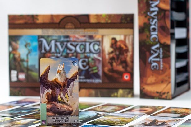 Karta gryfa z gry karcianej Mystic Vale: Big Box