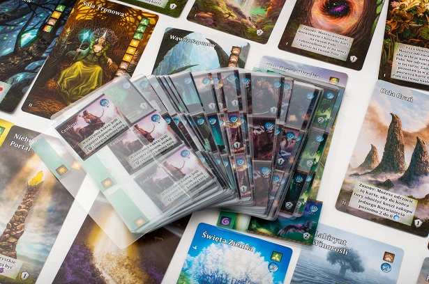 Przezroczyste karty z gry planszowej Mystic Vale: Bog Box